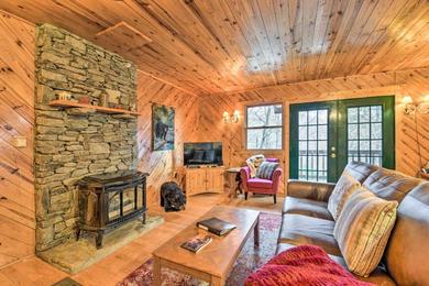 Holiday home Cozy Maggie Valley Cabin with Deck and Private Hot Tub