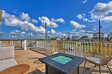 Дом отдыха Surfside Beach House with Balcony and Ocean Views!