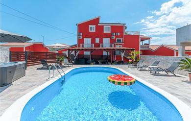  Beautiful Home In Turanj With 5 Bedrooms, Jacuzzi And Heated Swimming Pool