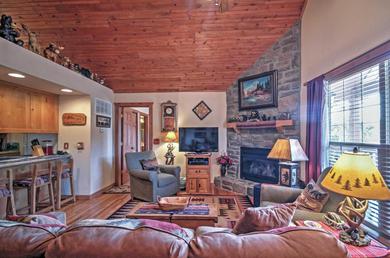 Дом отдыха Branson Little Cedar Resort-Style Cabin with Porch!