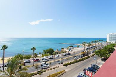 Апартаменты Spacious Beachfront Flat with Sea Views and Private Indoor Parking