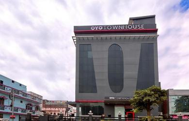 Hotel Super OYO Townhouse 183 Function Inn Near Chaudhary Charan Singh International Airport