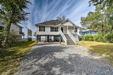 Holiday home Foley Beach Cottage with Waterfront Backyard!