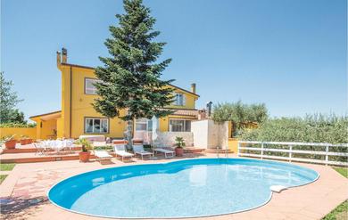 Holiday home Awesome Home In Roma With 4 Bedrooms, Jacuzzi And Wifi