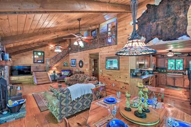 Дом отдыха Riverfront Hayesville House with Spacious Deck!
