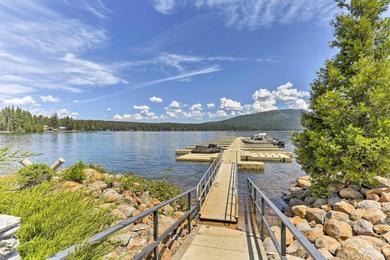 Holiday home Charming House with Deck - Steps to Lake Almanor!
