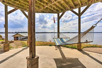 Holiday home Lakefront House with Game Room, Deck and Views!