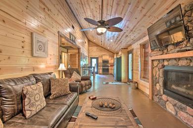 Holiday home Cabin with Hot Tub Near Broken Bow Lake and Hiking