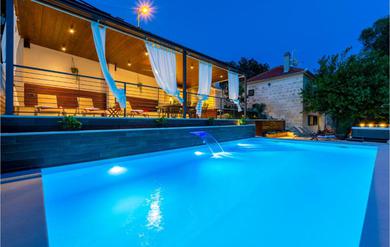 Holiday home Stunning home in Otok w/ Outdoor swimming pool, Jacuzzi and 4 Bedrooms