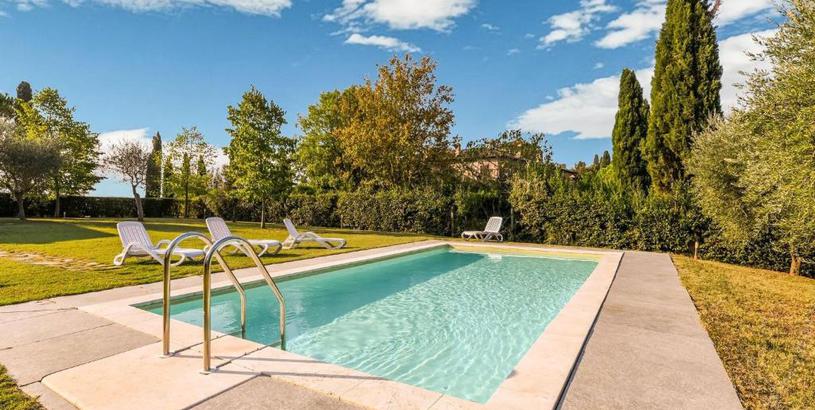 Дом отдыха Private garden and pool 10 km from Siena and Crete Senesi