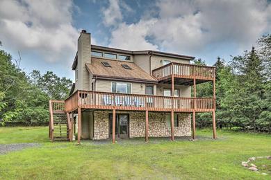 Holiday home Poconos Mountain Retreat with Game Room Mins to Lake