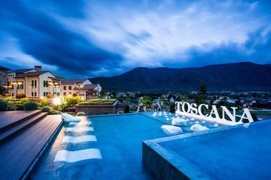 Hotel Toscana Town Square Suites