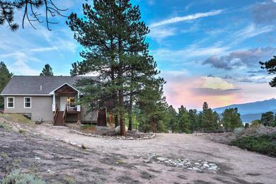 Дом отдыха Gorgeous Twin Lakes Home with Deck Overlooking Mtns!