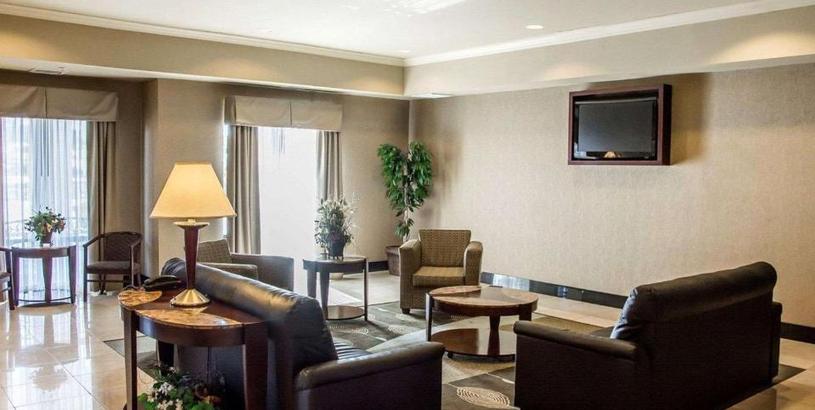 Отель Comfort Suites Cincinnati North