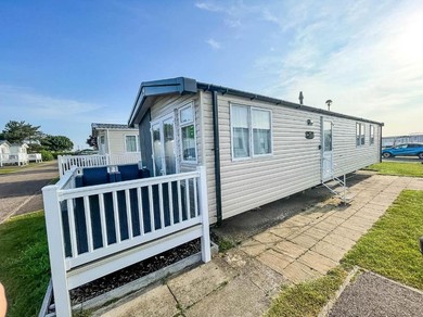  Lovely caravan with decking at Caister Haven, nearby the beach ref 30041R