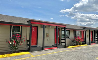 Hotel Whistling Pines Motel- Daily and Extended Stay
