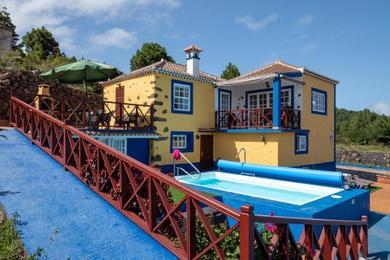 Holiday home CASA ALBA, casa rústica en la colina con piscina-spa climatizada y vistas al mar