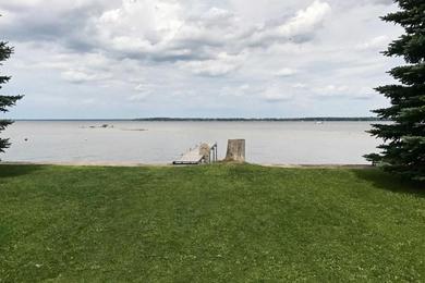 Дом отдыха Peaceful Lakefront Houghton Lake Property with Patio