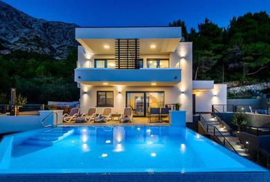 Villa Villa Leona a luxury villa near Makarska, heated pool