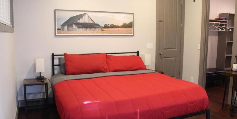 Holiday home Private Room - Pet friendly, Close to Fiesta Texas, SeaWorld, Riverwalk and more