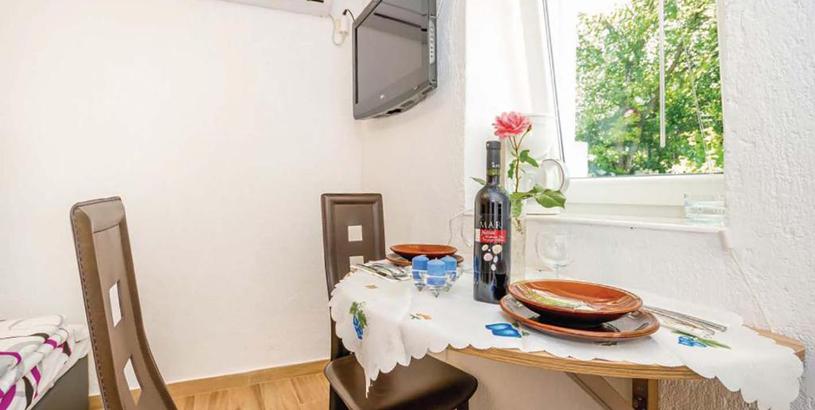 Apartments Charming studio with hot tube, terrace, barbecue and garden