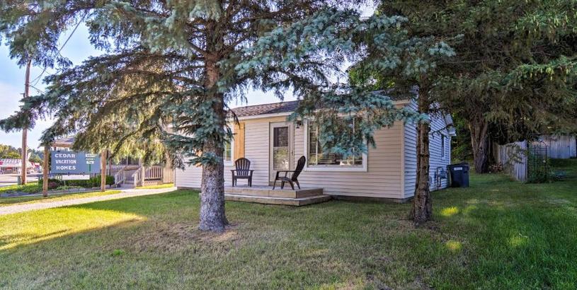 Holiday home Cedar Home with Deck and Grill - Mins to Lakes!