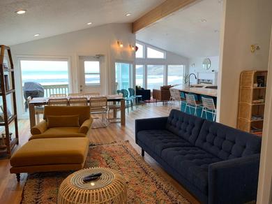 Holiday home Surf Vista, oceanfront and just steps away from Pelican Pub!