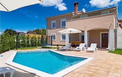 Holiday home Nice Home In Stokovci With Wifi, Private Swimming Pool And Outdoor Swimming Pool