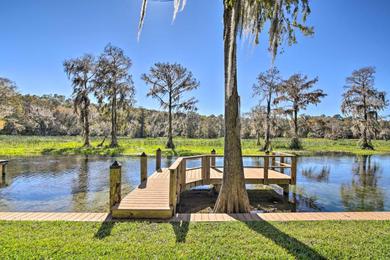 Holiday home Rainbow River Oasis with Kayaks and Furnished Sunroom!