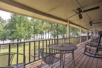 Дом отдыха Waterfront Family Retreat with Deck on Kentucky Lake