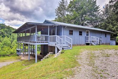 Holiday home Pet-Friendly Castlewood Cabin with Deck and Pond Views