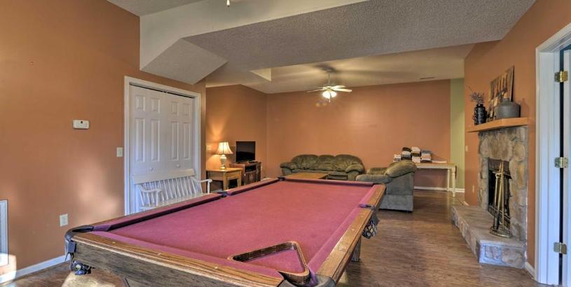 Holiday home Spacious McGaheysville Home Hot Tub and Pool Table!