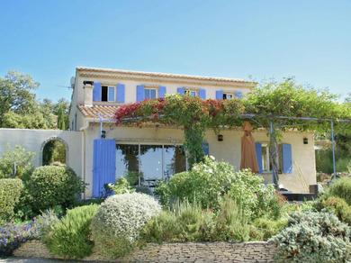 Charming Villa in Villes-sur-Auzon with Swimming Pool