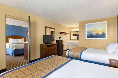 Отель Days Inn & Suites by Wyndham Fort Bragg/Cross Creek Mall