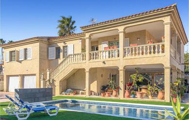 Holiday home Awesome Home In Francs With 5 Bedrooms, Outdoor Swimming Pool And Swimming Pool