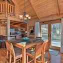 Дом отдыха Center Hill Lake Cabin with Wraparound Deck!