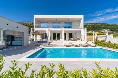 Villa Villa Zen with 4 bedrooms, private 32 sqm pool, summer kitchen, 7 km from the beach