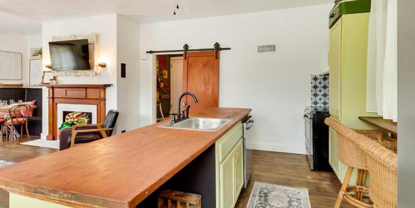 Hotel Charming Edwardsville Home Walk to Downtown!