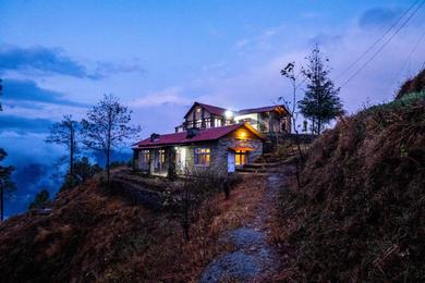 Holiday home Mountain Hideout, Boutique room close to Binsar by Roamhome