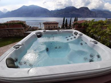 Дом отдыха Appartamento DELUXE 2 con vasca idromassaggio vista Lago di Garda, riscaldata, privata e utilizzabile tutto l'anno