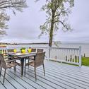 Дом отдыха Waterfront Cottage with Private Beach and Deck!