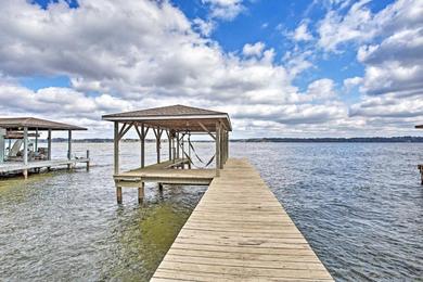 Дом отдыха Large Waterfront Lake Palestine Home with Deck, Dock
