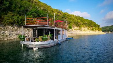 Boat Houseboat-Yacht Nestled In A Lake Travis Cove