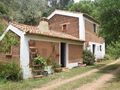 Дом отдыха Quiet and cottage in the estate Casas da Cerca, near Troviscais