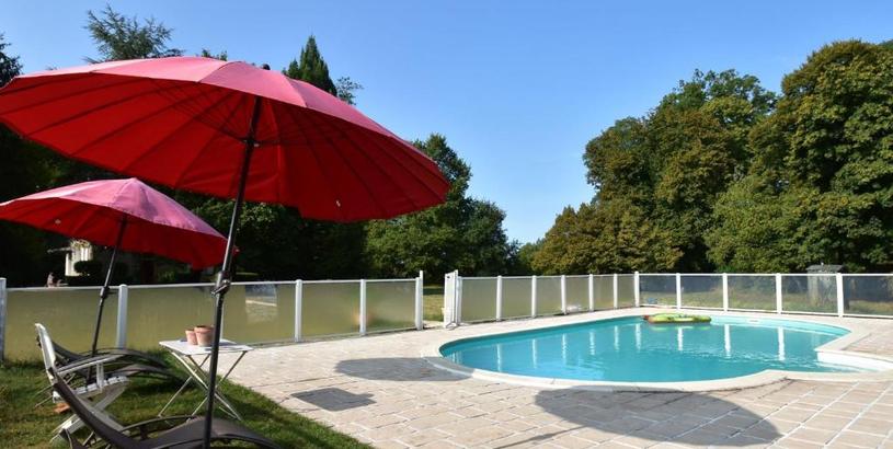 Дом отдыха Vintage Mansion in Saint Aubin sur Loire with Pool