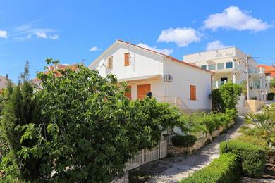 Apartments Apartments by the sea Seget Vranjica, Trogir - 17125