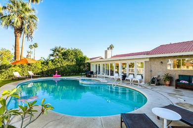 Holiday home Desert Pool House: Sun, Swim, Sip & Stay