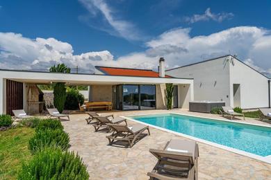 Villa Villa T, spacious with heated pool & jacuzzi