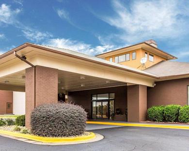 Отель Quality Suites Convention Center - Hickory