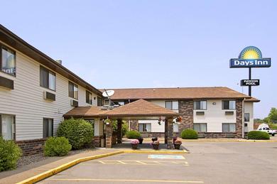 Отель Days Inn & Suites by Wyndham Davenport East